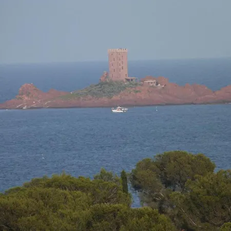 D'une A Raphael Avec Magnifique Vue Sur La Mer Piscine Partagee Et Jardin Clos A 300 M De La Plage Сен-Рафаель